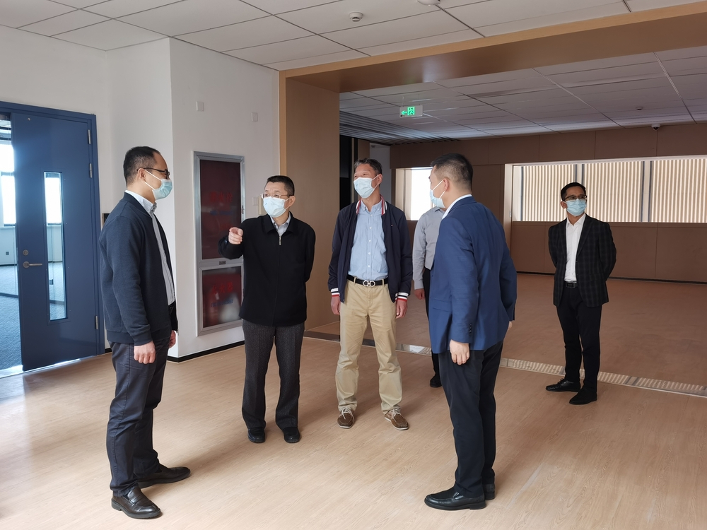 校领导检查学生服务中心施工现场（室内）