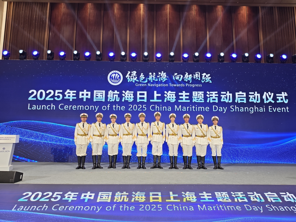 学生仪仗队参加中国航海日上海主题活动
