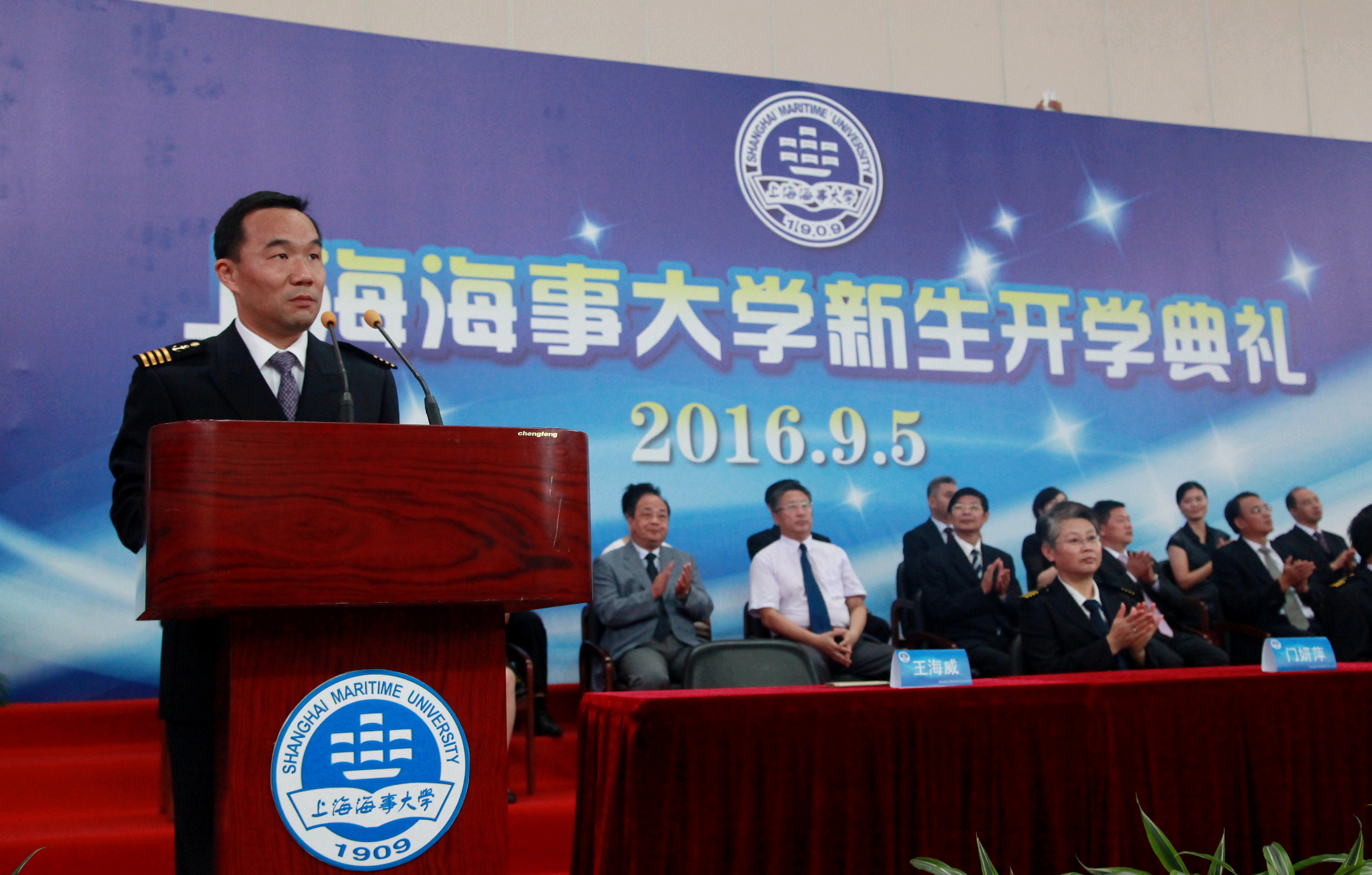 金永兴书记与新生及其家长亲切交谈