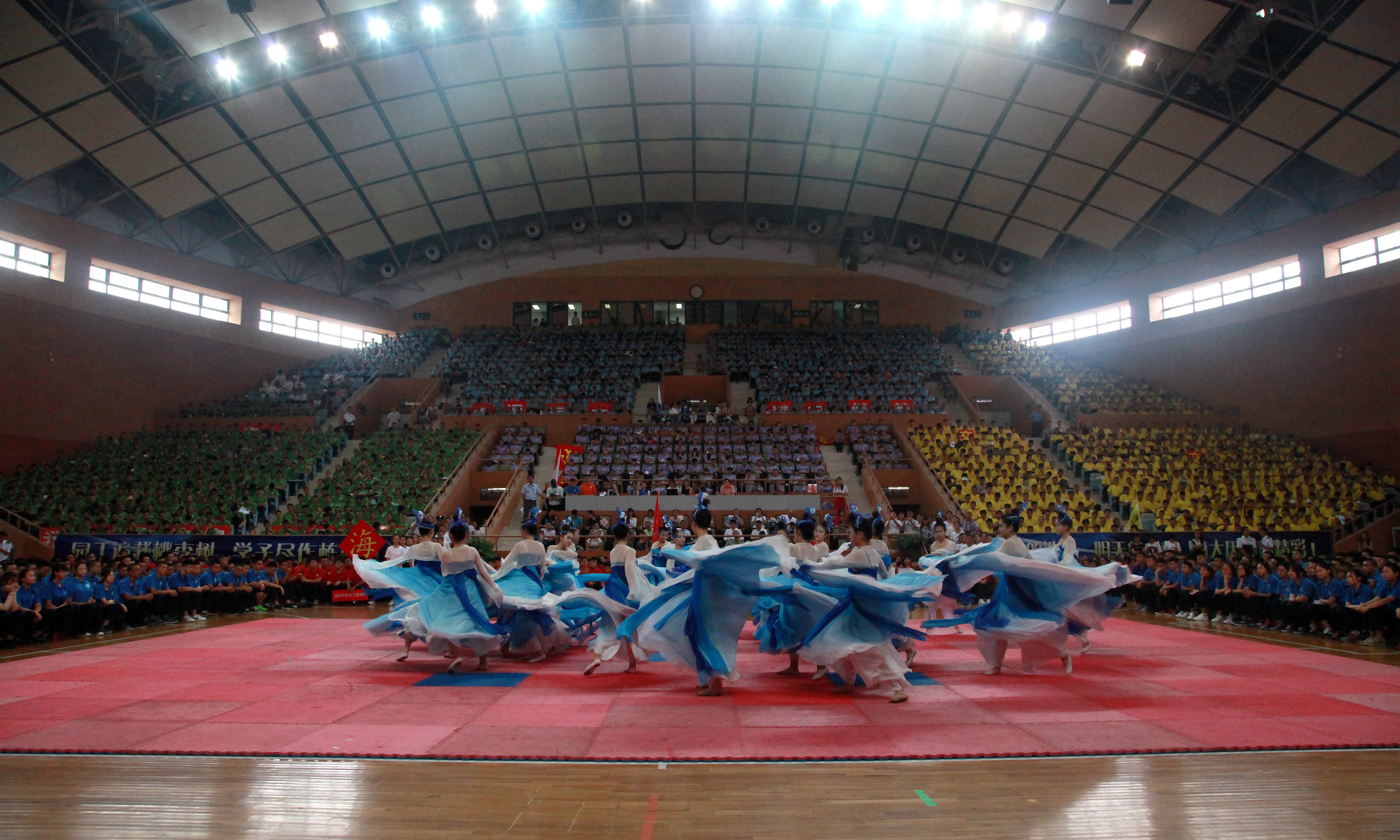 黄有方校长、王海威副校长了解迎新工作情况