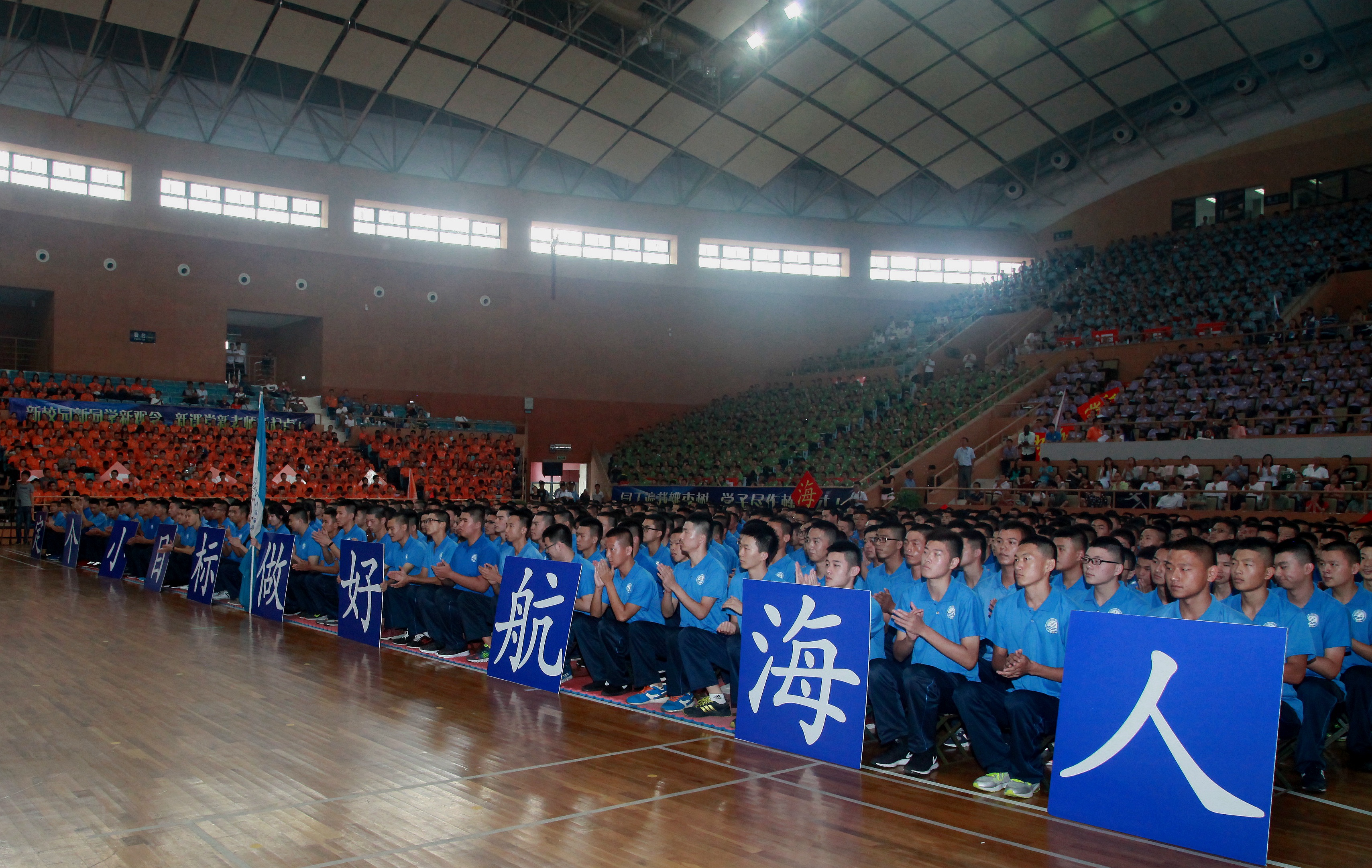 黄有方校长看望迎新工作人员