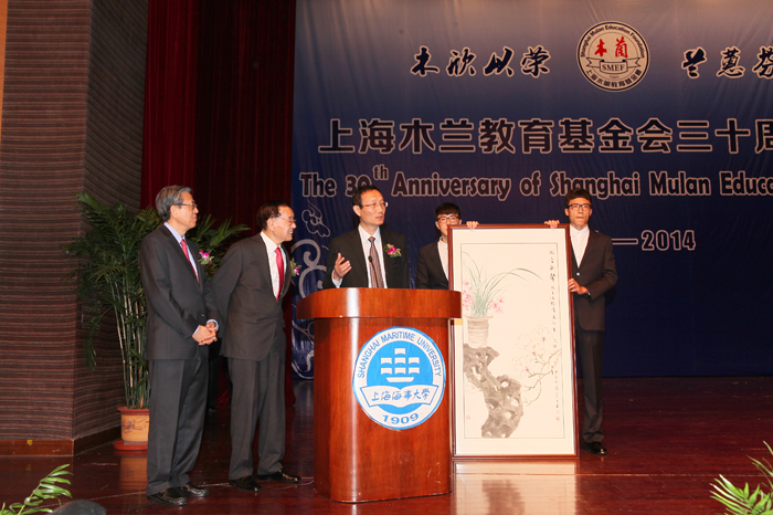 黄有方校长向赵锡成博士赠画