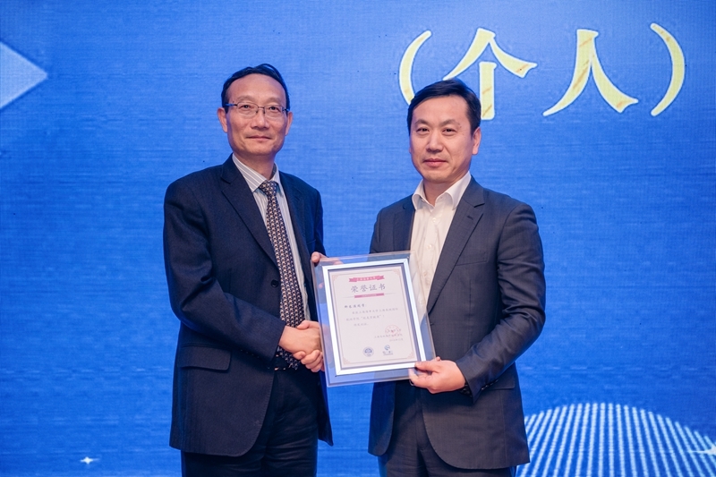 黄有方校长为2013EMBA校友柳长满颁发高航院“校友贡献”个人奖 黄有方校长为2013EMBA校友柳长满颁发高航院“校友贡献”个人奖