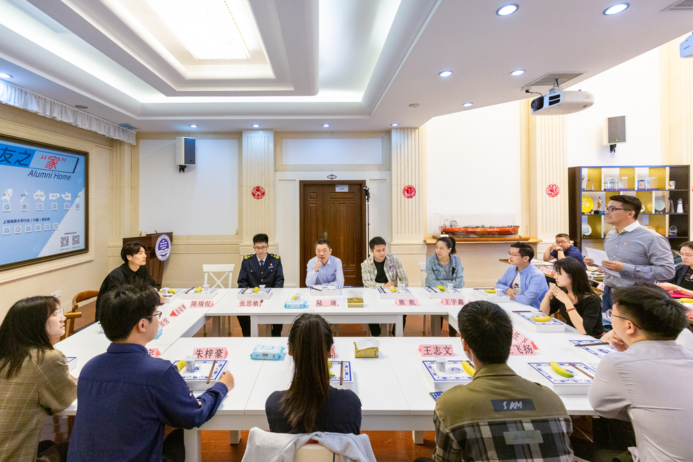 20210603093147319100.jpg 陆靖校长与相关职能部门负责人和学生交流