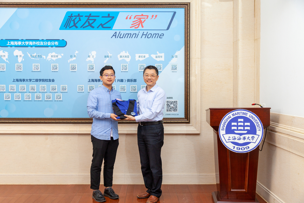 20210603093146832500.jpg 陆靖校长赠予硕士毕业生代表姚鹏飞学位服