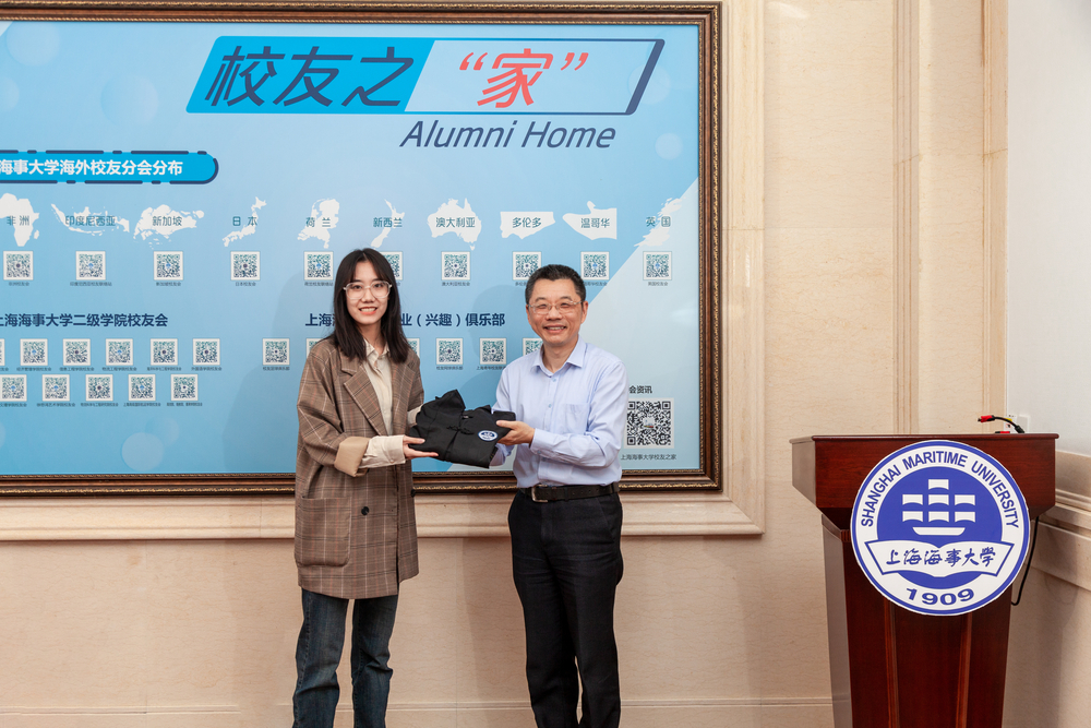 20210603093146588500.jpg 陆靖校长赠予本科毕业生代表高冬宇学位服