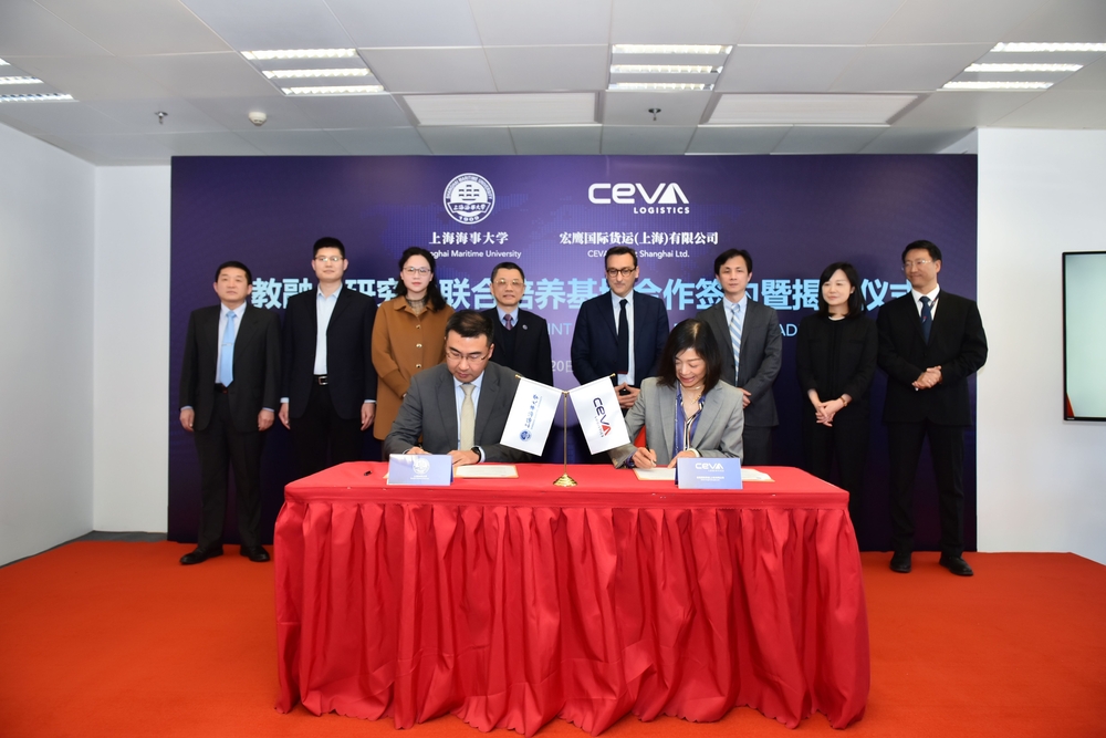 20230221060750582500.jpg 研究生院院长杨斌与公司大中华区董事总经理朱彦青签订合作协议