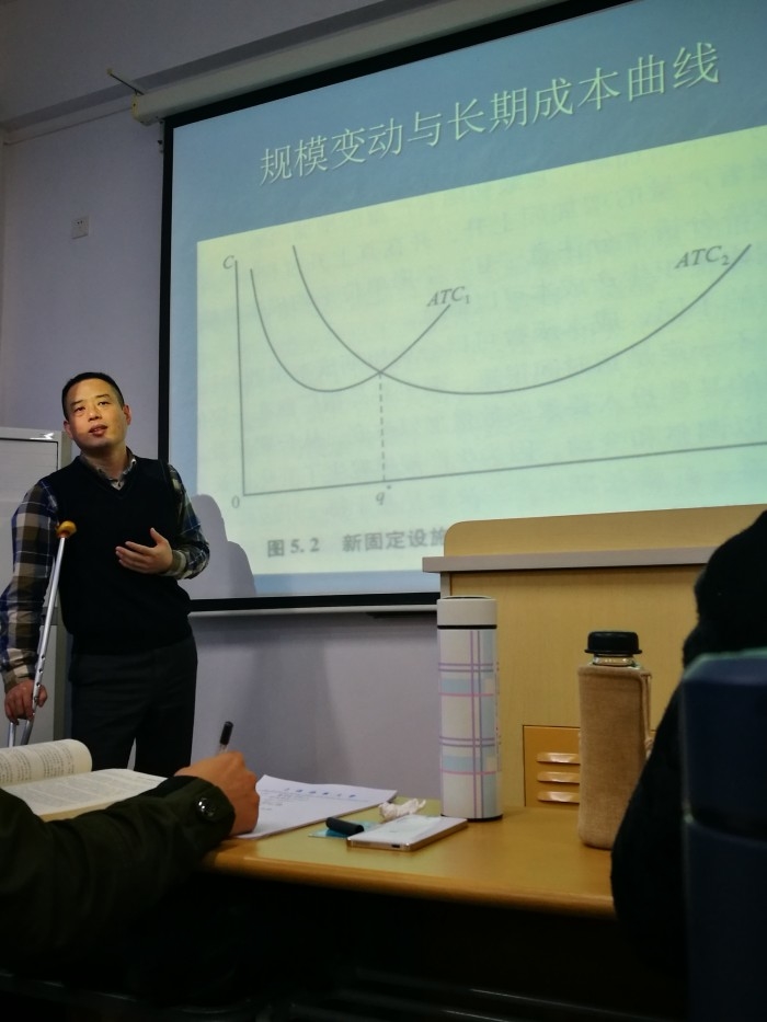 侯剑老师在上课