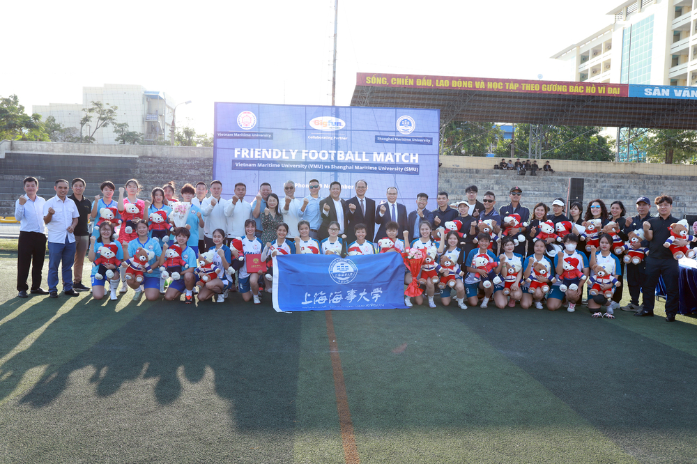 20241204071048395500.jpg 中越女足友谊邀请赛现场合影