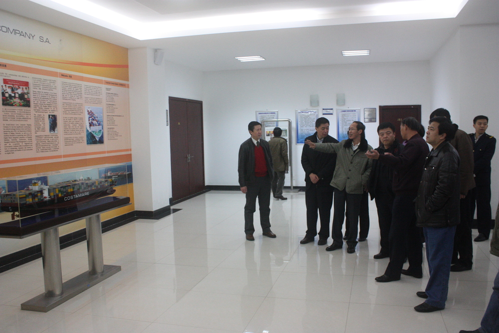 专家组实地考察船舶机舱综合实验室 专家组实地考察船舶机舱综合实验室