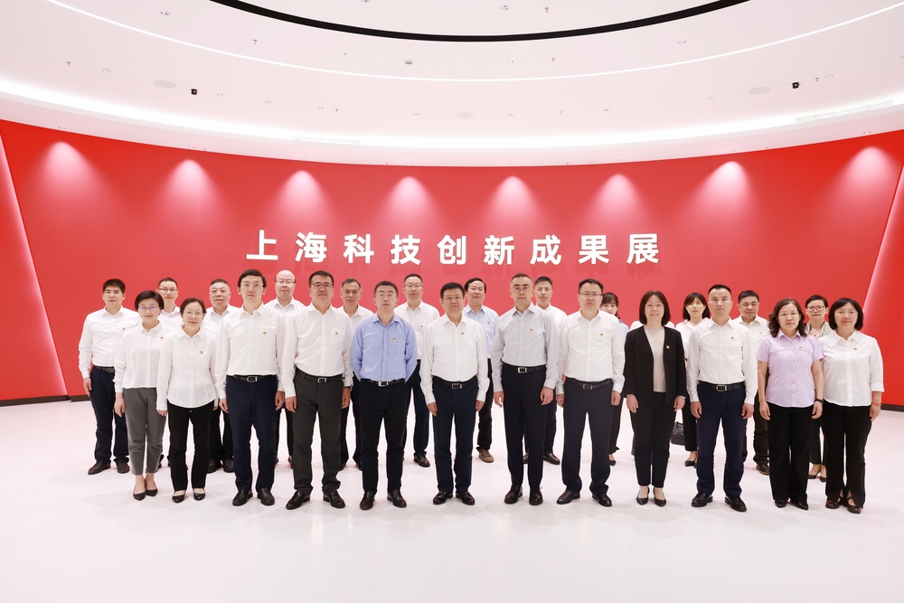 参观科创成果展
