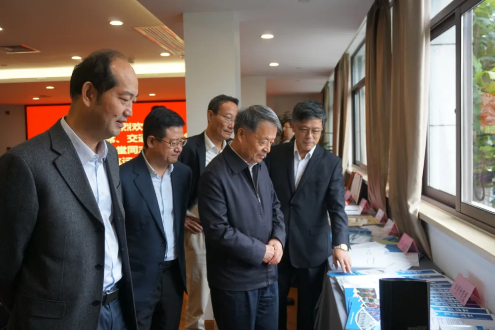 全国政协副主席、交通运输部党组书记杨传堂同志视察研究中心 全国政协副主席、交通运输部党组书记杨传堂同志视察研究中心