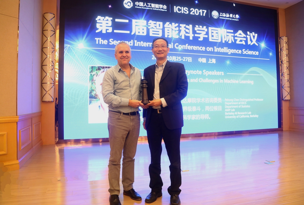 黄有方校长向迈克尔•乔丹教授赠送纪念品