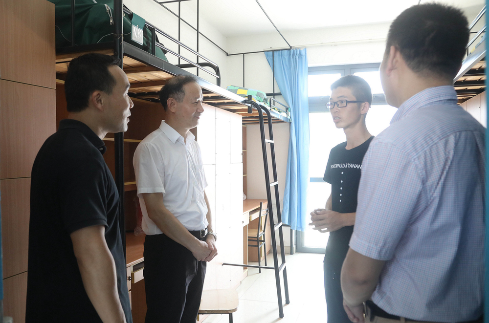 金永兴书记、王海威副书记慰问新生及家长