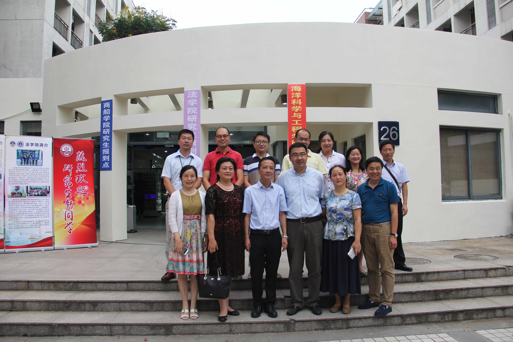 严伟副校长现场了解研究生新生报到情况