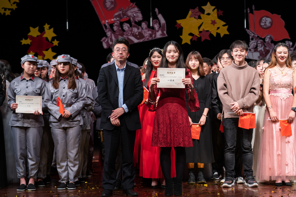 施欣副校长、歌会评委等为获奖学院颁发荣誉证书