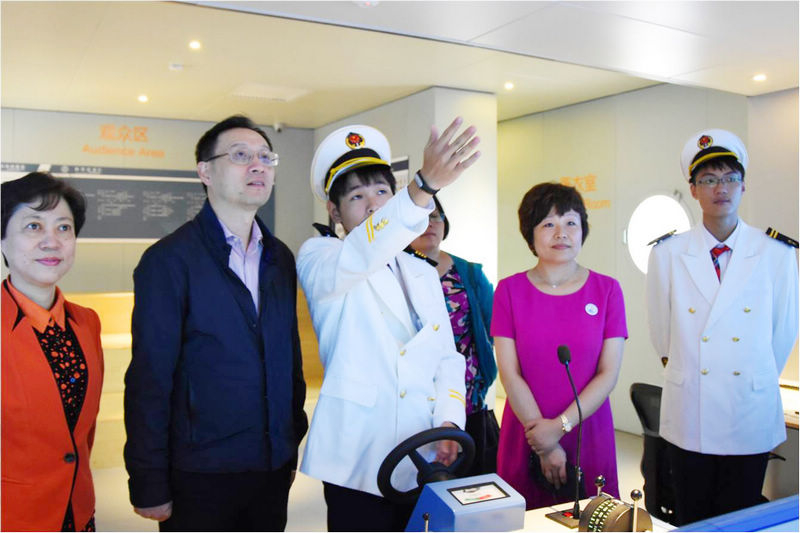 市教委领导视察附中 市教委领导视察附中