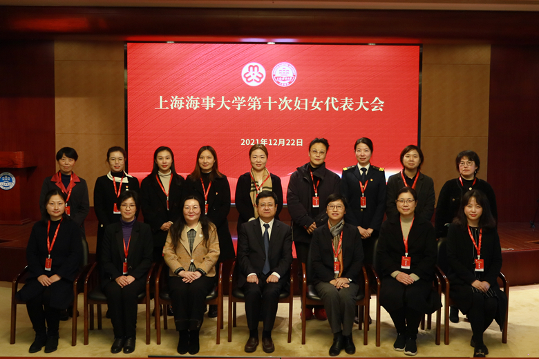 宋宝儒书记、贺莉副书记与十三届妇女委员会委员合影