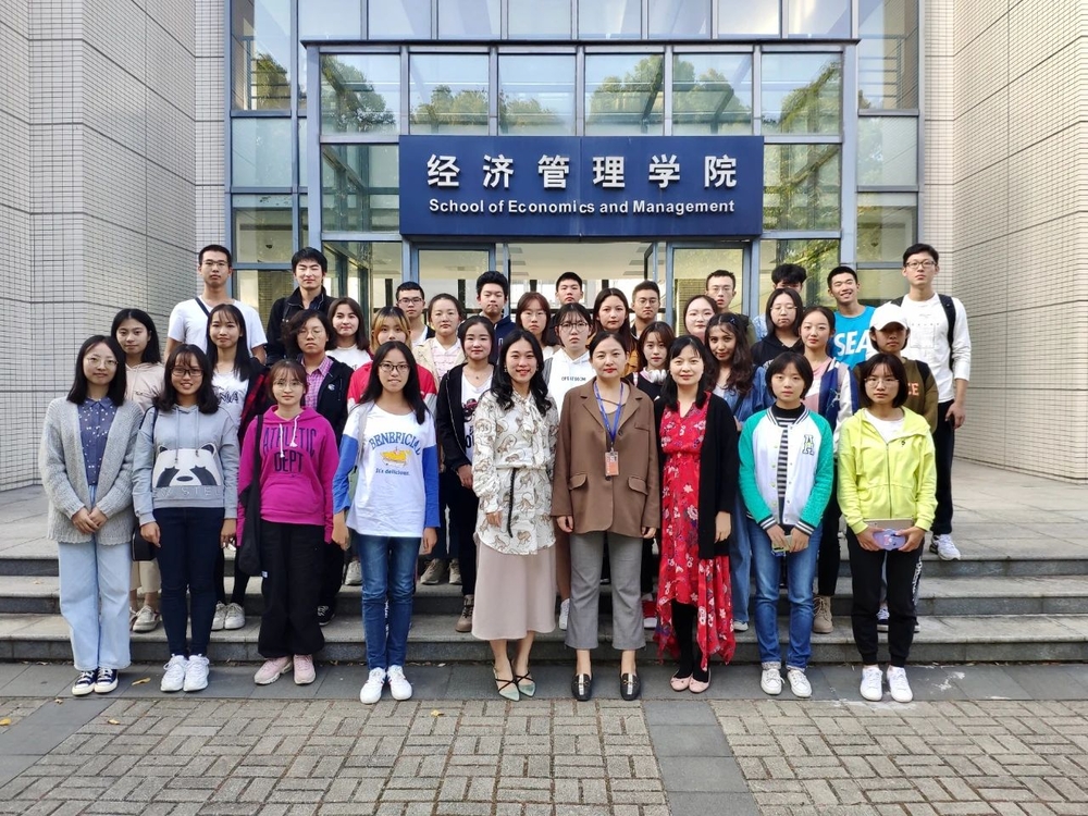 和2019级同学以及企业家辅导员合影