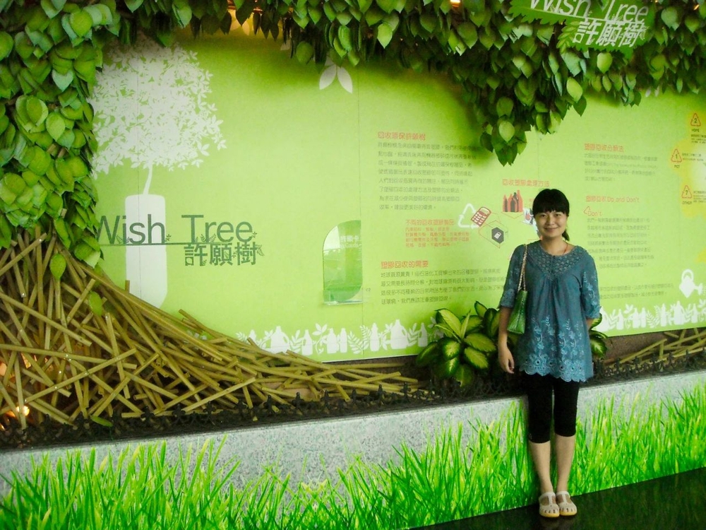 郑巧老师走访深圳远洋运输公司时留影