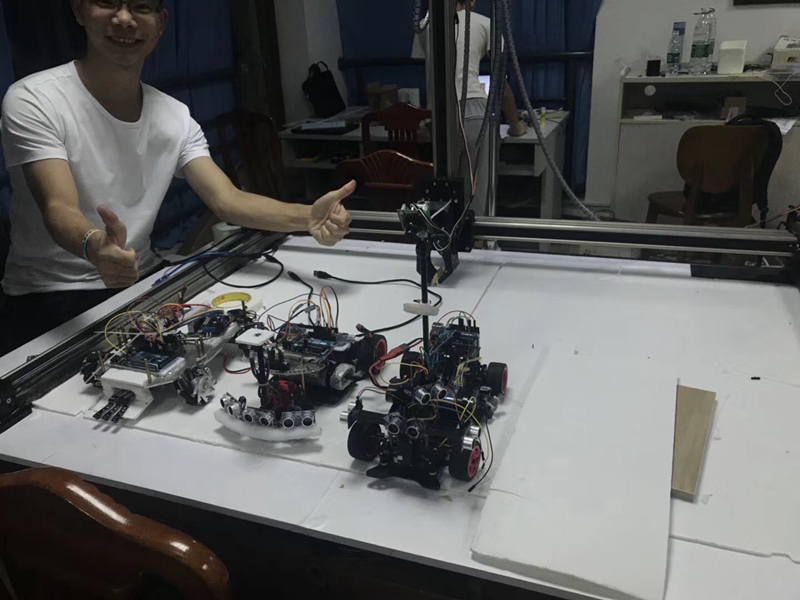 和队友在实验室组装车辆 和队友在实验室组装车辆