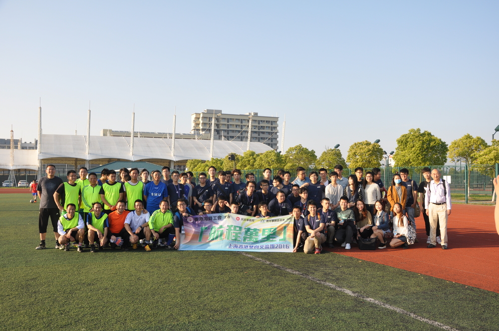 与我校师生进行交流活动