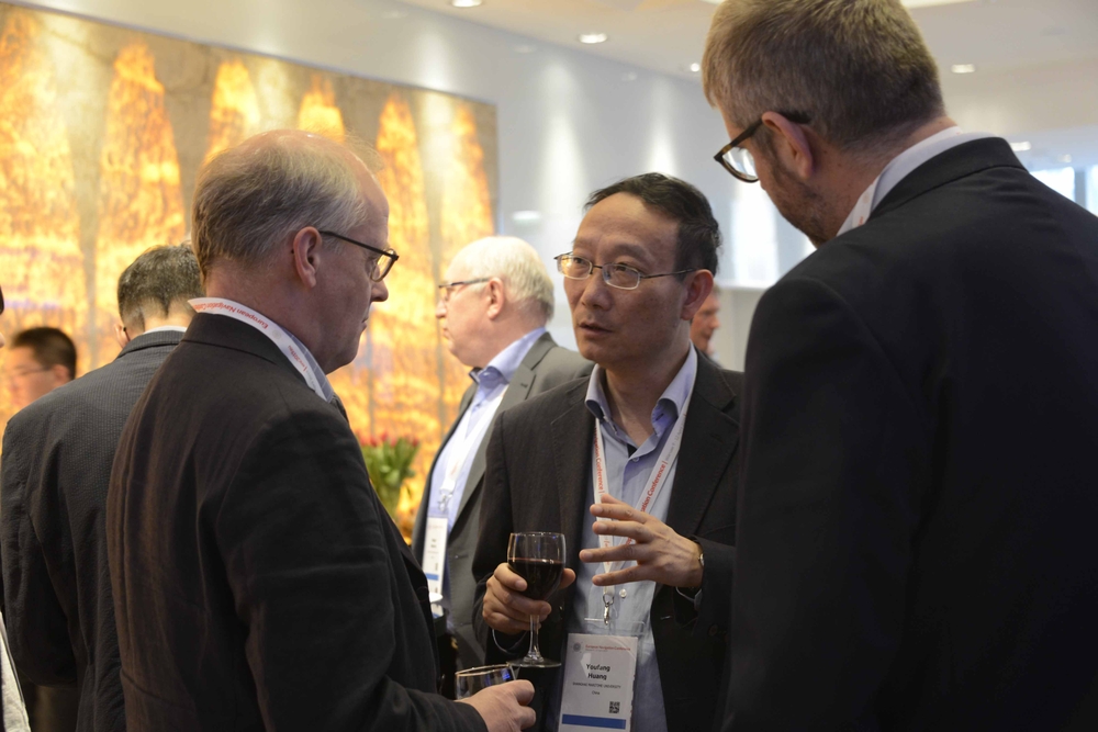 黄有方校长与国际IAIN主席John Pottle交流