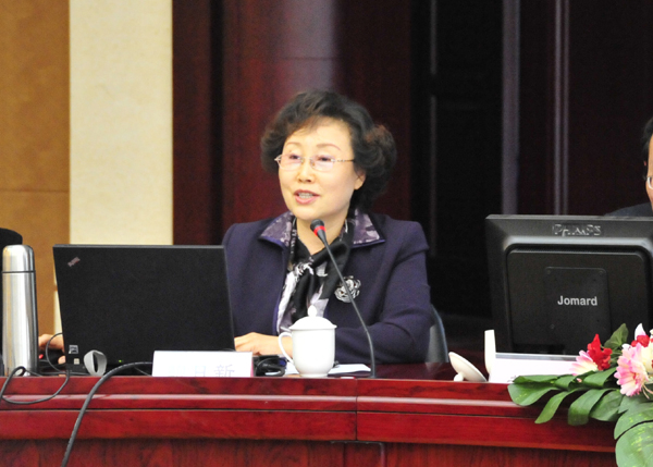 鲍日新会长总结第四届女教授联谊会工作