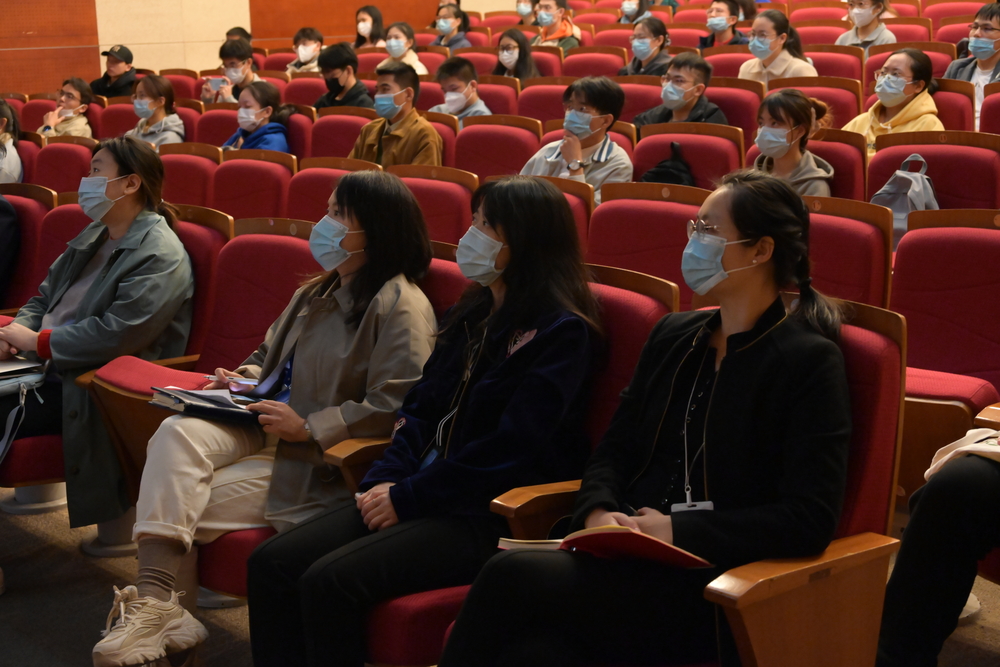 20221118151610452300.jpg 师生们认真聆听