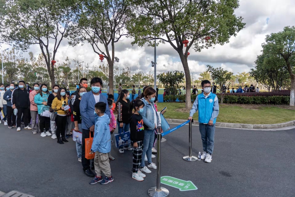 20211111001542418000.jpg 志愿者控制人流