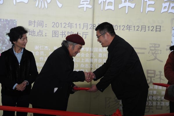 杨万枫副校长为谢仁杰教授颁发证书