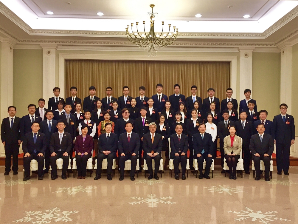 我校学生代表与市领导合影