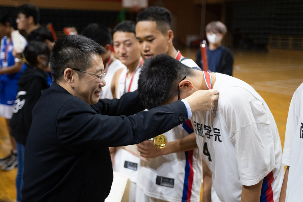 校长陆靖为冠军球员颁奖