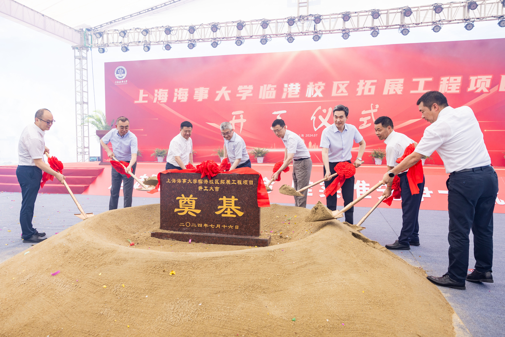 出席领导与嘉宾共同为项目培土奠基