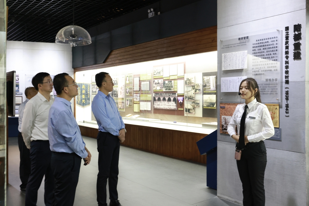20231020122207874000.jpeg 校史馆参观