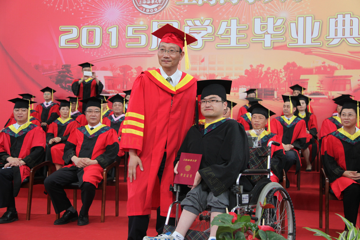 黄有方校长为唐旭同学颁发毕业证书