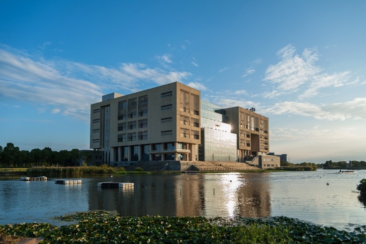 东风扬起求知的风帆