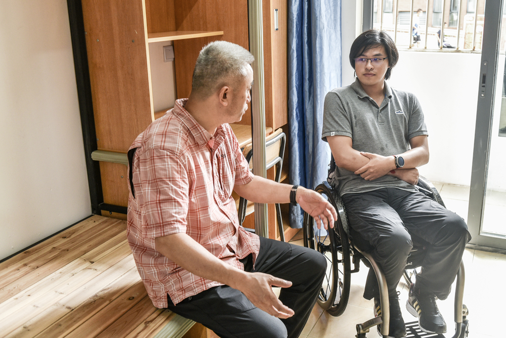 院党委书记胡志武与赵淳愉交谈