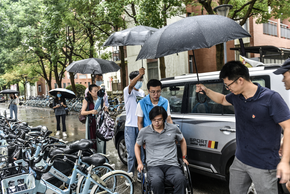 院党委副书记孙冬迎接赵淳愉