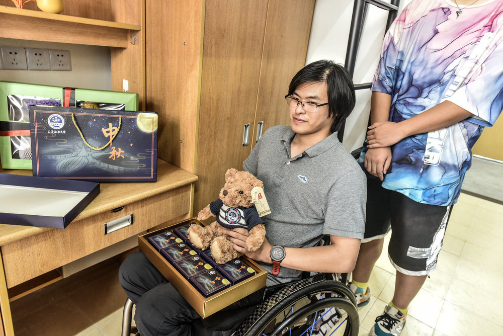 学院为赵淳愉准备纪念品