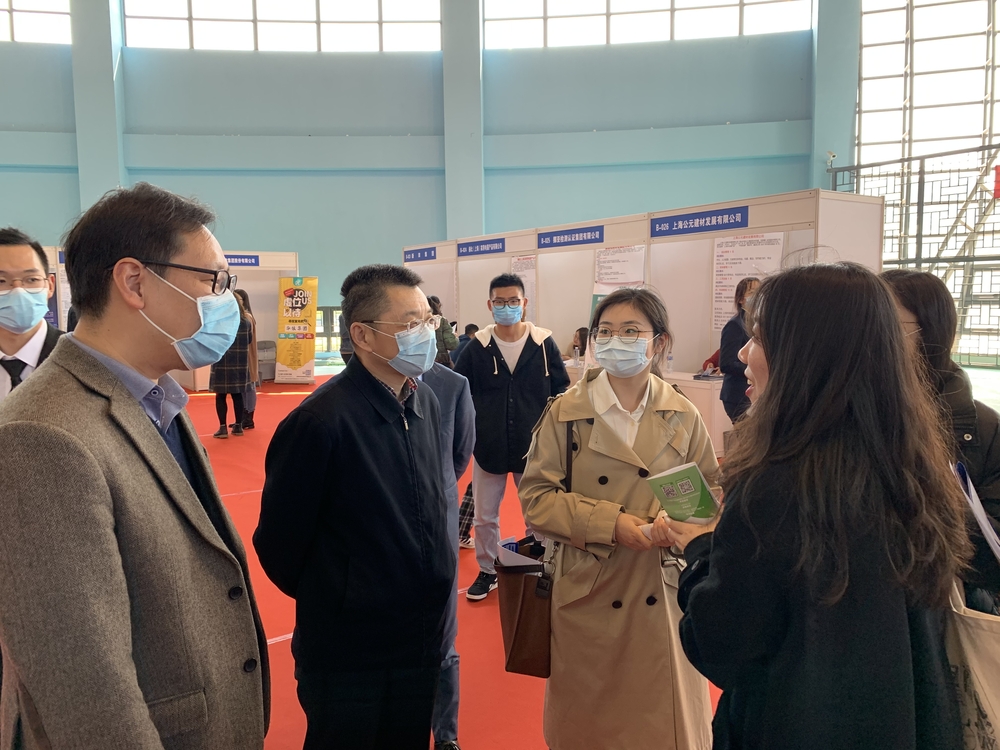 20210329135649696200.jpg 陆靖校长询问毕业生求职情况
