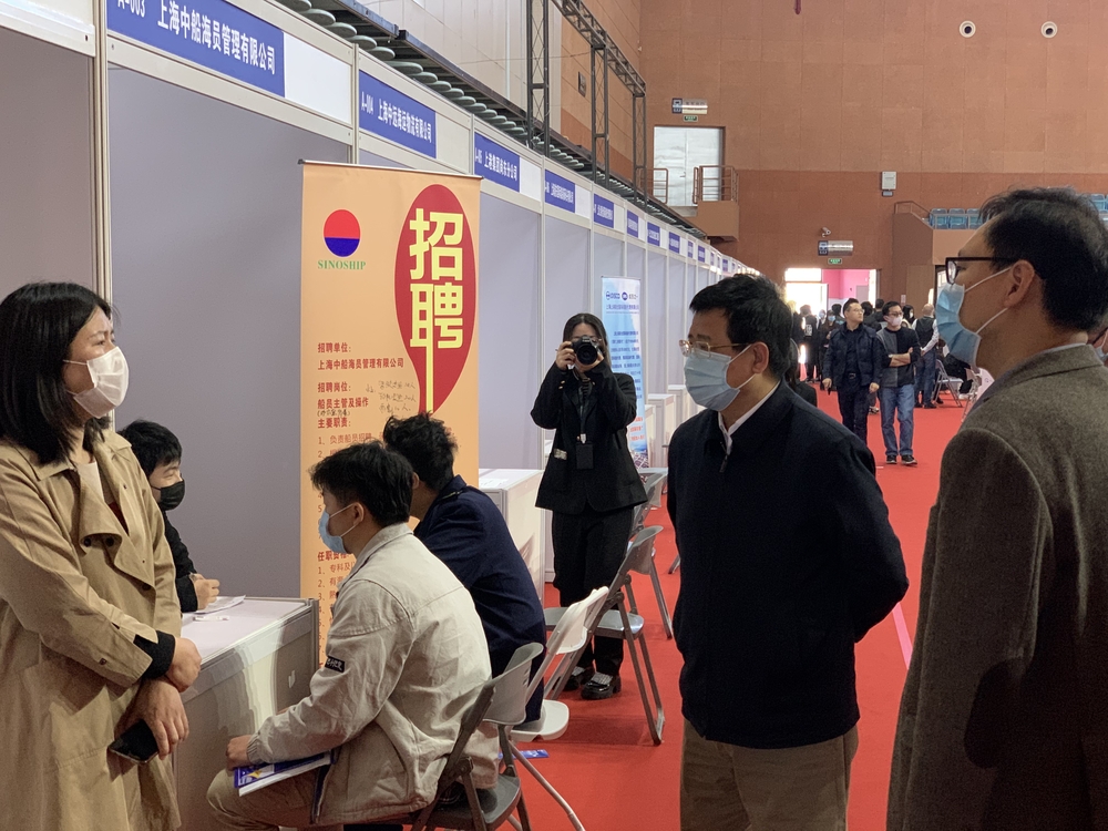 20210329135649485900.jpg 宋宝儒书记现场与用人单位交流