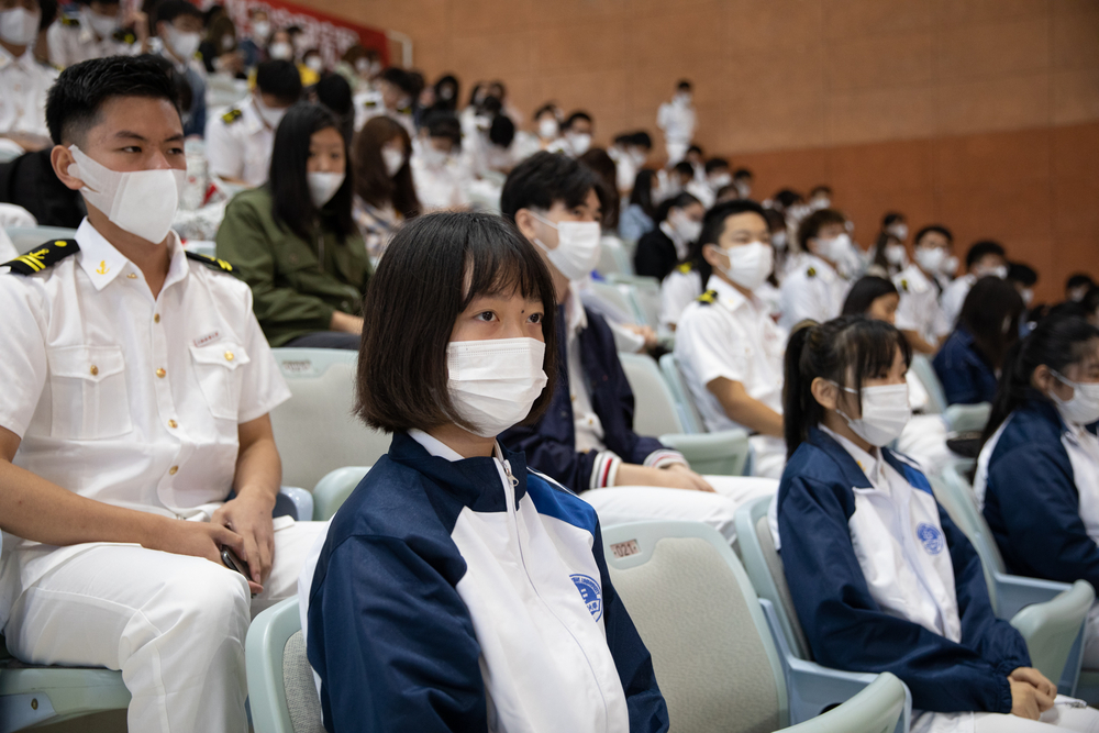 新生们认真听课