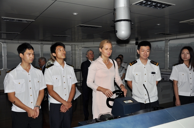 佩琪副部长参观我校航海模拟器 佩琪副部长参观我校航海模拟器
