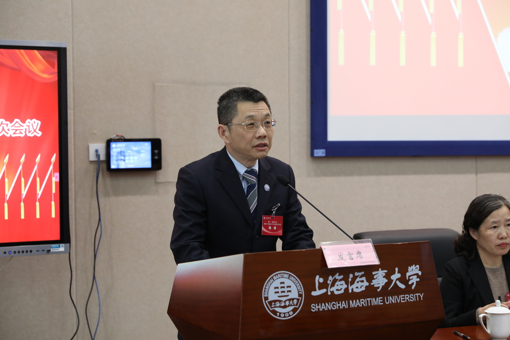 陆靖校长就代表提出的意见和建议向大会作说明
