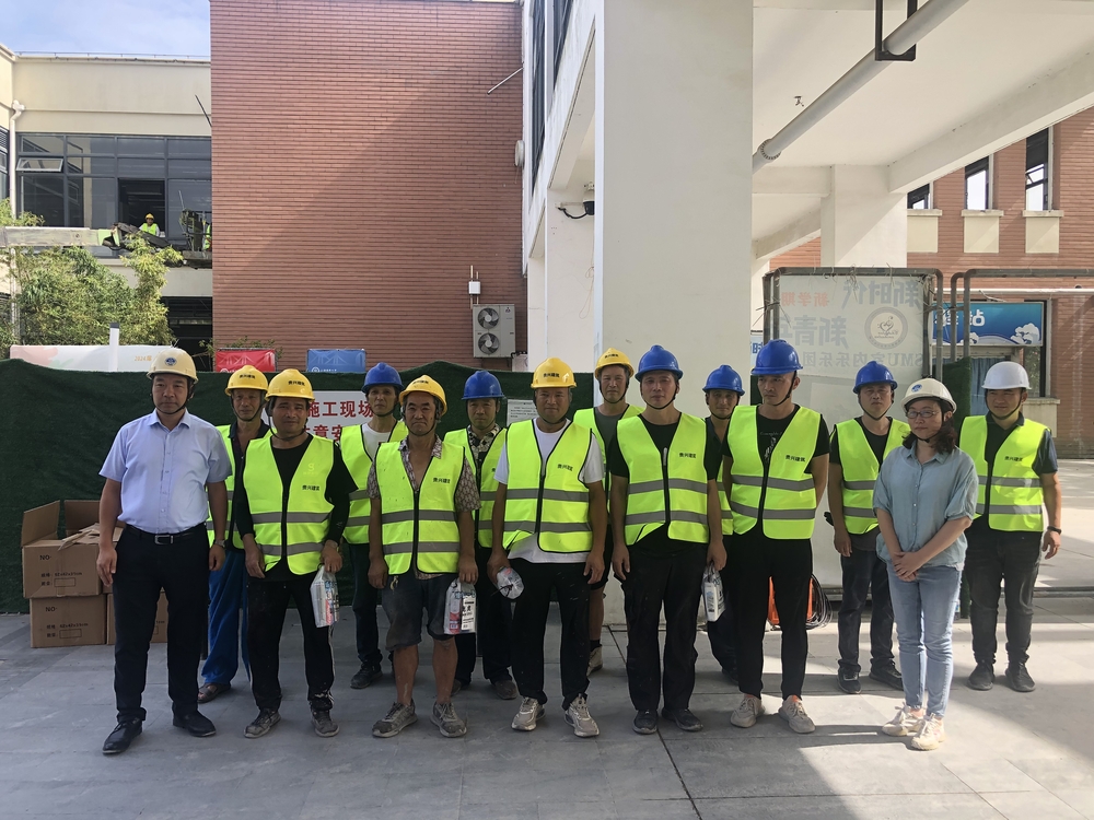 20240728010521212300.jpg 慰问海馨东食堂装修工程一线建设者