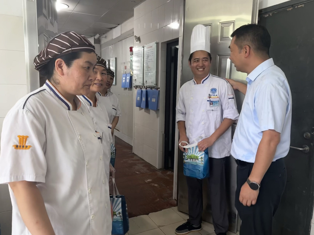 20240728010521991300.jpg 慰问临港校区食堂员工