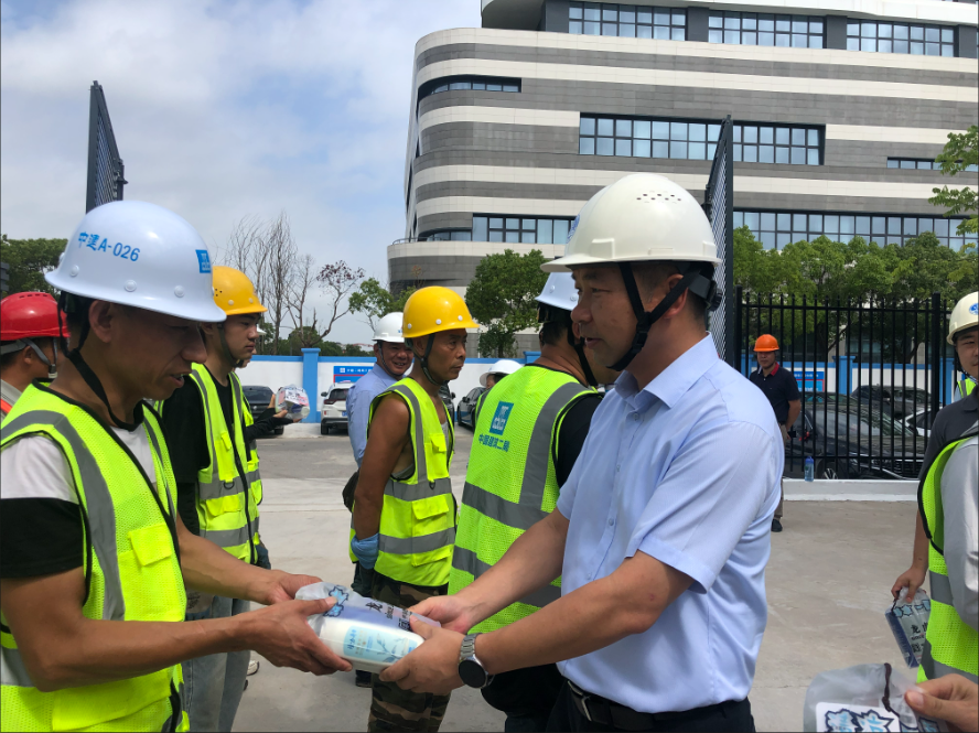 20240728010521010900.png 慰问临港校区拓展工程一线建设者