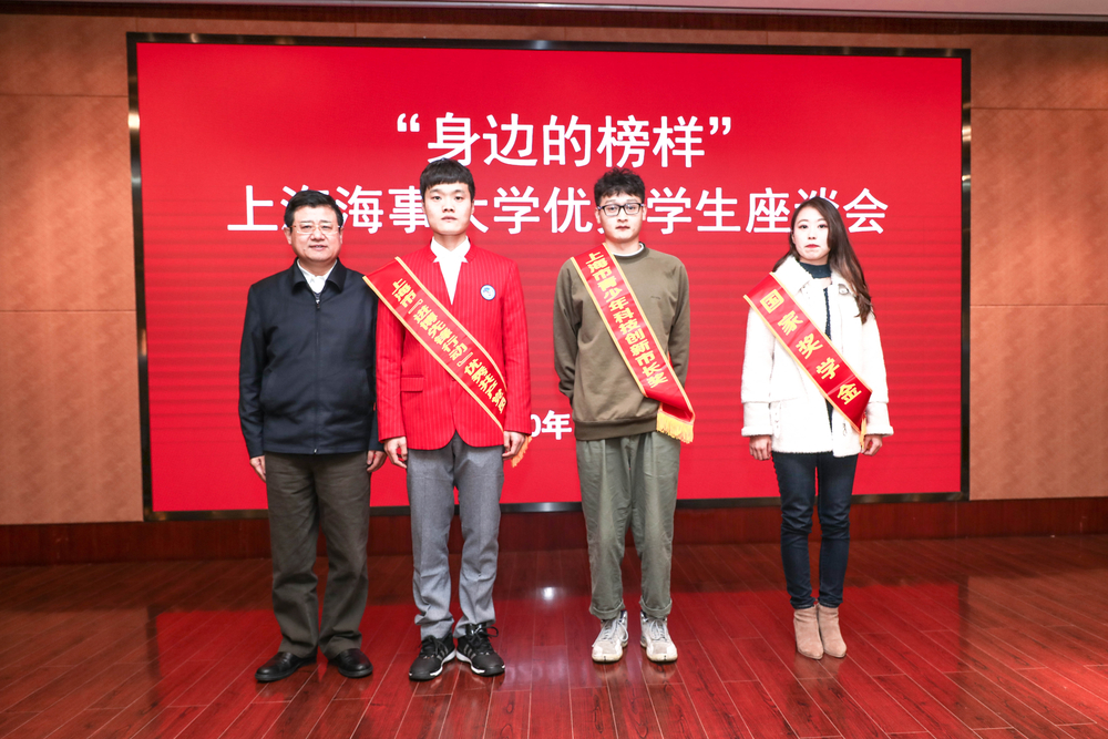 宋宝儒书记为3位优秀学生代表佩戴绶带