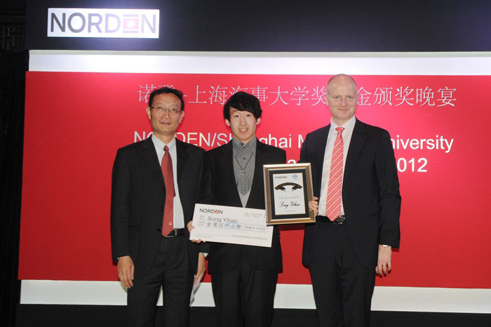 黄有方校长与 Carsten Mortensen先生为获奖学生颁奖